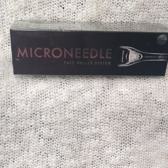 Beauty by ORA Other - Beauty by ORA Silver Deluxe Microneedle Roller (0.25mm), One Skincare Tool